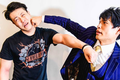 倒れるまで一方的に暴力を振るう男性の喧嘩・暴力