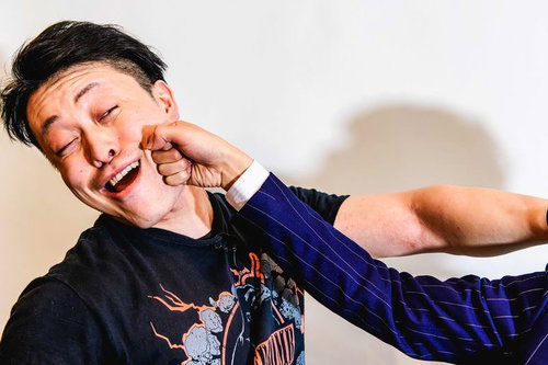 へなちょこパンチを食らう男性の痛がる表情