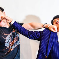 クロスカウンターが決まる男性同士の激しい喧嘩の写真