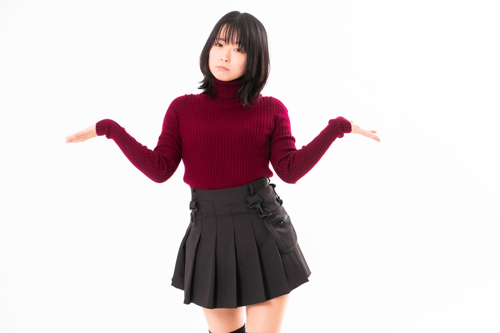 両手を広げてお手上げポーズをする女性［モデル：にゃるる］