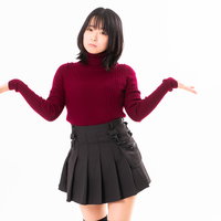 お手上げ状態の女性の写真
