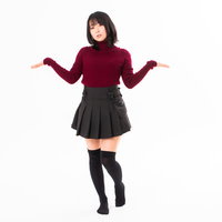 意味不明だと煽る女性のお手上げポーズと困惑の表情の写真