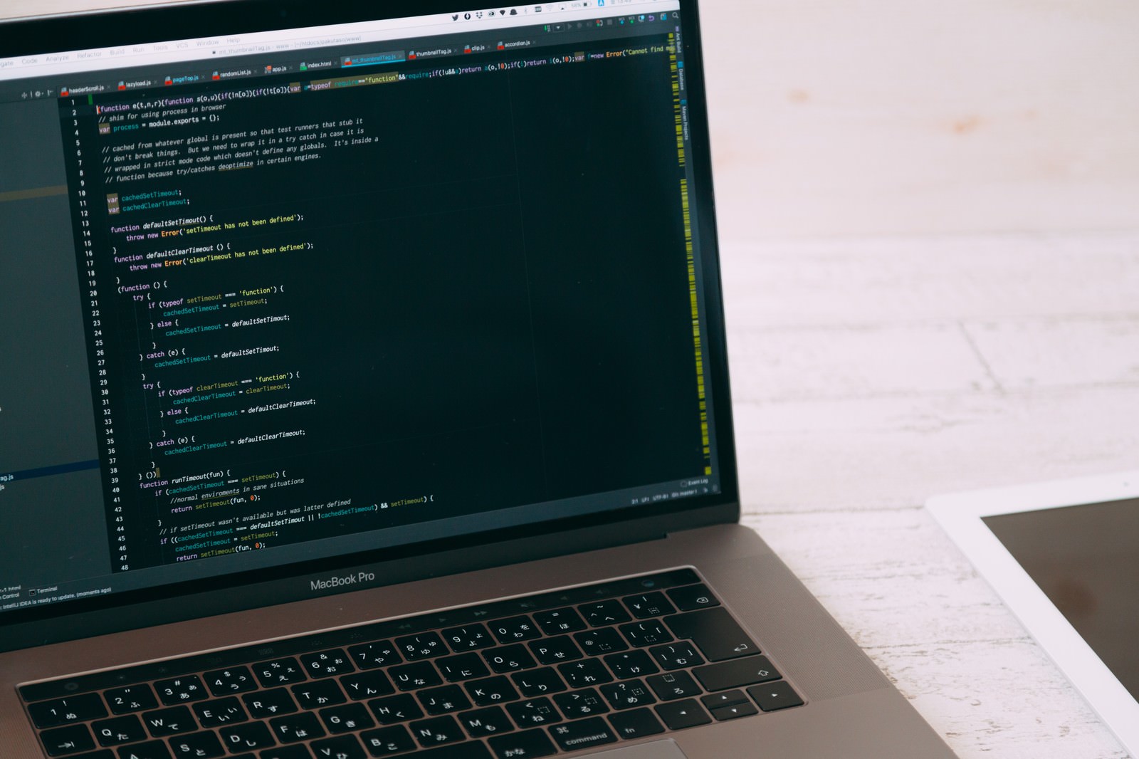 MacBook Proの画面にJavaScriptのソースコードが表示されている様子