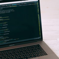 コードが表示されたノートパソコンの写真