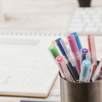 ペンスタンドに整理された多色のカラーペンの写真
