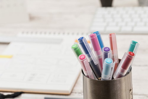ペンスタンドに整理された多色のカラーペン
