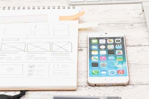 デスクに置かれたメモ書きとiPhoneの作業環境