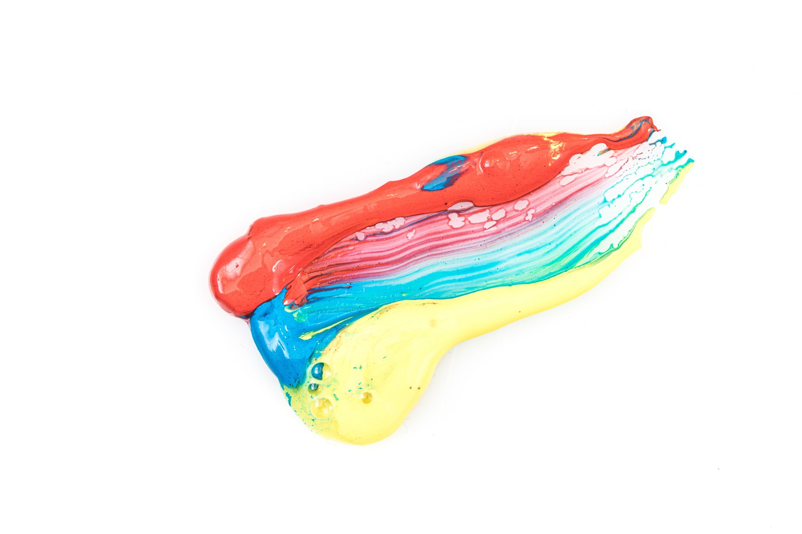 赤・青・黄色の3色の絵具が重なった様子