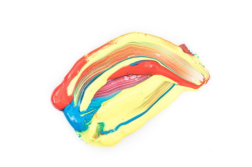 黄色と赤色と青色が流れるように混ざりあう三色の絵具