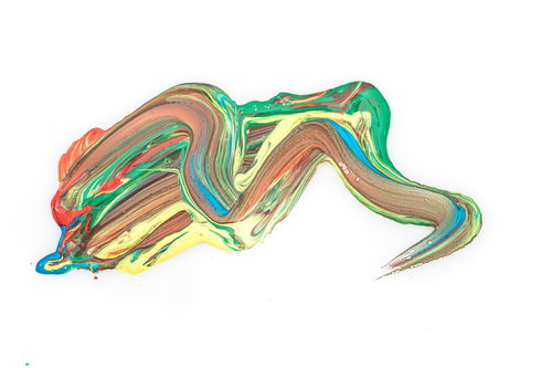 緑とオレンジと黄色が混ざり合った塗料の流動的グラデーション