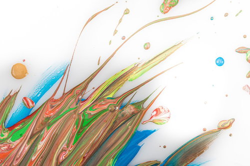 複数の色が混ざり合う塗料のアート作品