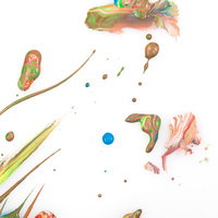 白い背景に飛び散ったペンキと画材、筆やパレットナイフの写真