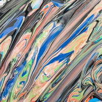 青、オレンジ、緑が流動的に混ざり合う複数色のペンキの写真