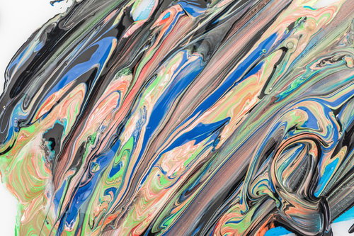 青、オレンジ、緑が流動的に混ざり合う複数色のペンキ