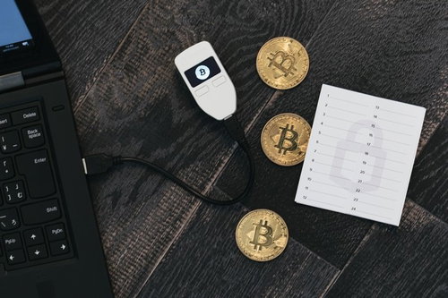 散らばるビットコインと資産管理するハードウェアウォレット