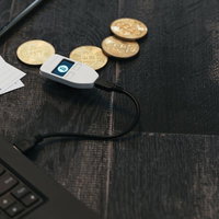 資産管理中のビットコインウォレットと数枚のビットコインの写真