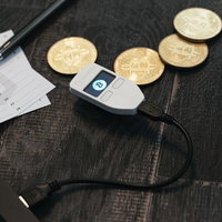 暗号資産管理用ビットコインウォレットTREZORとビットコインの写真