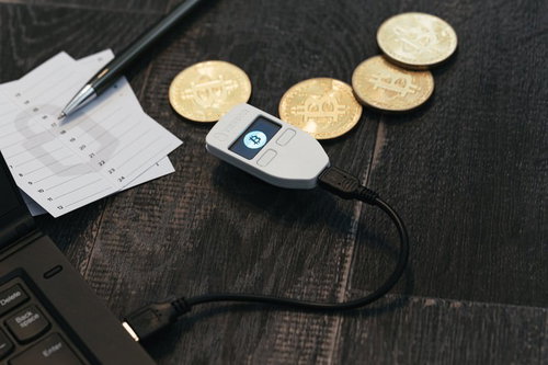 暗号資産管理用ビットコインウォレットTREZORとビットコイン
