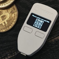 ビットコインウォレット（TREZOR）のディスプレイの写真