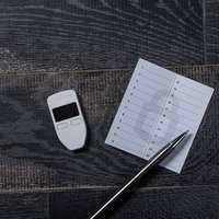 TREZORとメモ用紙とペンで管理するセキュリティ対策の写真