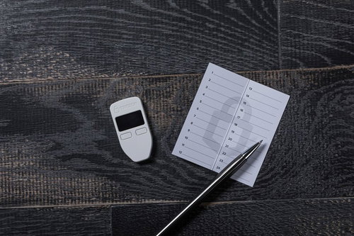 TREZORとメモ用紙とペンで管理するセキュリティ対策