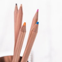 オレンジ色と水色の色鉛筆の写真の写真