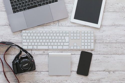 キーボードに並ぶデジカメとワイヤレストラックパッド