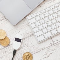 TREZORのビットコインウォレットとキーボードの写真