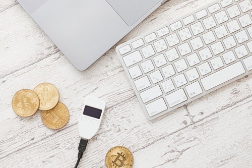 TREZORのビットコインウォレットとキーボード