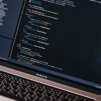 コードを表示するMacBook Proの写真