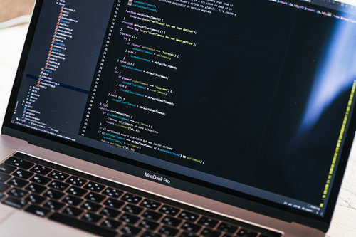 コードを表示するMacBook Pro