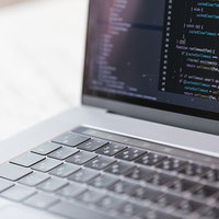 MacBook Proでプログラミング中の画面の写真