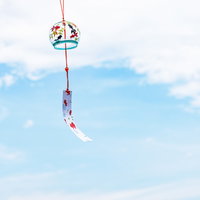 夏日に揺れる風鈴と短冊、涼しげな音色を奏でる和の風物詩の写真