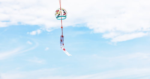 夏日に揺れる風鈴と短冊、涼しげな音色を奏でる和の風物詩