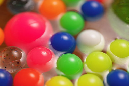 夏祭りの屋台で水面に浮かぶカラフルなスーパーボール