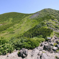 日本百名山・後志羊蹄山の山頂へ向かう山肌の写真