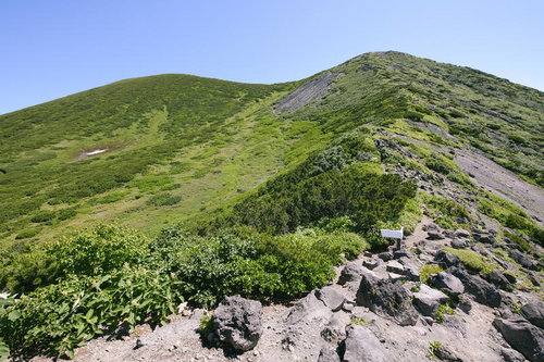 日本百名山・後志羊蹄山の山頂へ向かう山肌