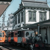 愛媛県の伊予鉄道駅に停車中の坊っちゃん列車の写真