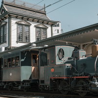 愛媛県の伊予鉄道ホームに停車中の坊っちゃん列車の写真