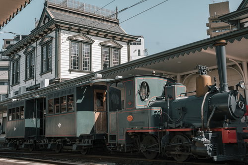 愛媛県の伊予鉄道ホームに停車中の坊っちゃん列車