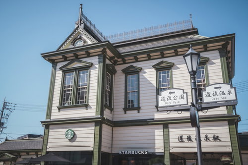 道後温泉駅の洋風建築の駅舎、白い板壁と緑色装飾が特徴の明治建築
