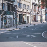 愛媛県の商店街、路面店と車道が続く晴天の坂道の写真