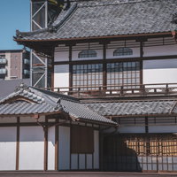 道後温泉の歴史的建物と瓦屋根に見る昭和の和風建築美の写真