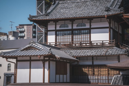 道後温泉の歴史的建物と瓦屋根に見る昭和の和風建築美