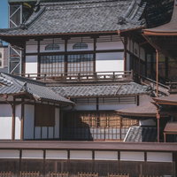 道後温泉街に立ち並ぶ瓦屋根の近代和風建築の写真