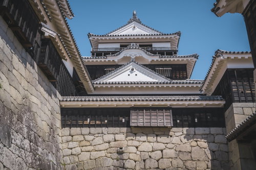松山城の天守閣と石垣：愛媛県の歴史ある城郭遺構