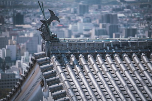 松山城の瓦屋根に聳える鯱