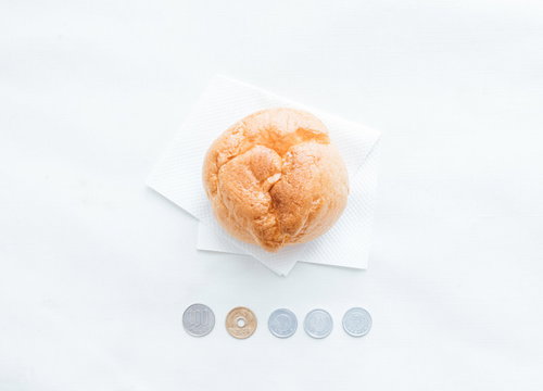 お持ち帰りで節税、軽減税率が適用された108円のシュークリーム