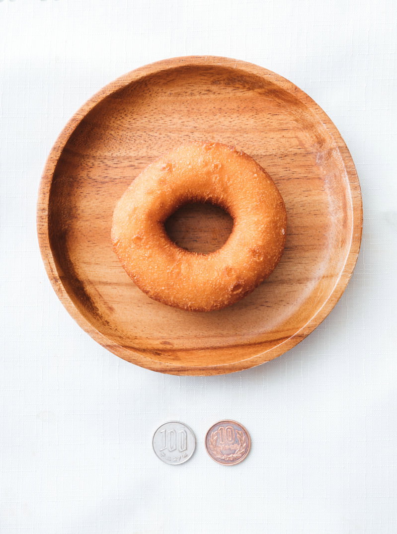 木製の丸皿に盛られたプレーンドーナッツ