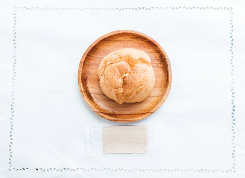 木製の皿に盛られたおやつのシュークリーム